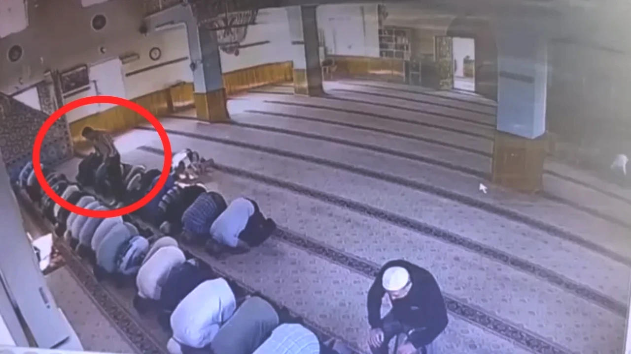 Camide Vaşiş Cinayet Şoku! Namazda Boğazı Kesilen İnfaz Anı Kamerada!