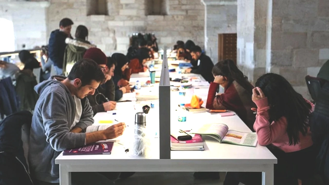 Özgür Demirtaş'tan Sıralama: Türkiye'nin En İyi 5 Vakıf ve Devlet Üniversitesi!