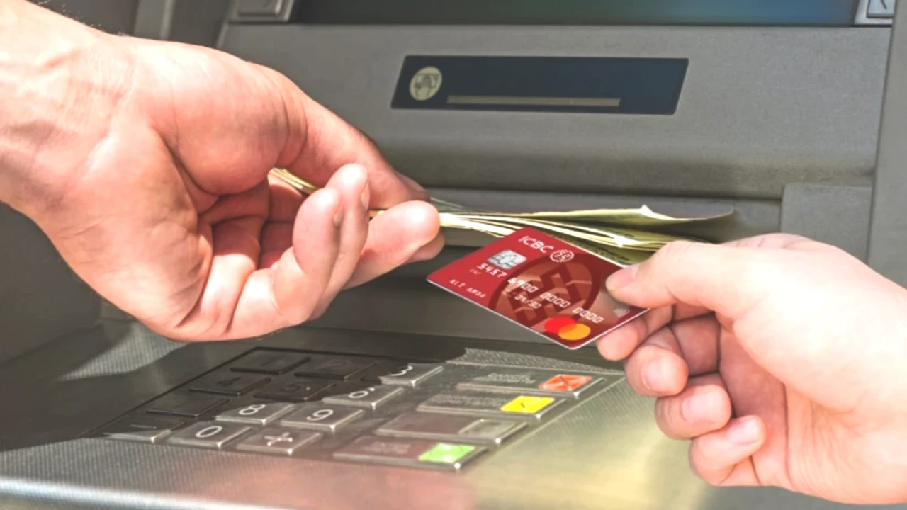 Banka ATM’lerinde Devam Eden Yeni Kural! Bu Şartı Sağlamayanlar Para Çekemeyecek!